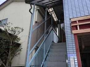 �K���o�Ă��܂��A����₷�������K�i�B