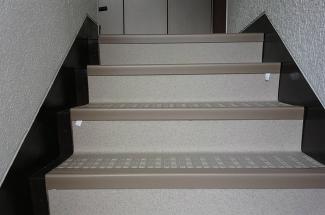 �y�{�H��z�{�H��̊K�i�̗l�q�ł��B�m���X���b�v�Ȃ̂ŁA���S�ɏ�艺�肪�ł���悤�ɂȂ�܂����B