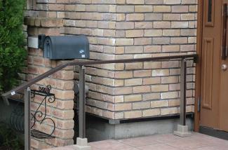 �y�{�H��z���ւ̊K�i�Ɏ��t���܂����肷��ł��B