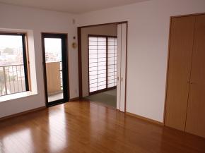 【施工後】床は、古いワックスをハクリ処理し、再度ワックスで仕上げました。