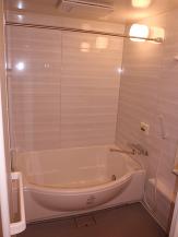 【施工後】浴室の様子です。ユニットバスは同じ大きさなのにドップリ半身浴ワイド浴槽で広く感じられるようになりました。毎日のバスタイムが楽しくなりそうです。