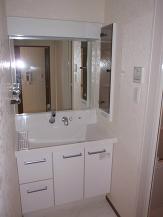 【施工後】洗面台の様子です。洗い場がとても広く、洗いやすいです。水はね防止のカウンターも付いております。鏡も3面鏡で見やすく、鏡裏も収納がたくさんでき、とても使いやすく、当社オススメの洗面台です。