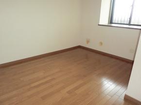 【施工後】防音フローリングに張替を行いました。遮音性能に大変優れておりますフローリングを使用いたしました。