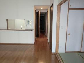 【施工後】以前はダーク色で重めのお色でしたが、明るい色のフローリングにしましたので、お部屋全体が明るく、開放感がでました。